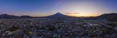 空中视图全景山富士城市Fujiyoshida也门