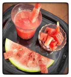 寒冷西瓜汁减少块冰多维数据集块玻璃碗片西瓜黑色的板好夏天天健康的水果身体水合物喝