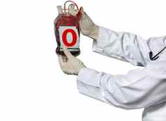 医生持有血输血袋