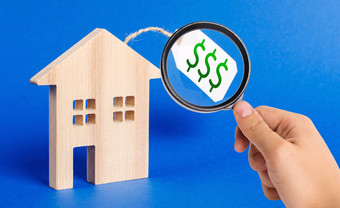 放大玻璃木房子数字价格标签销售房子拍卖房地产经纪人服务购买液体昂贵的真正的房地产投资住房信贷