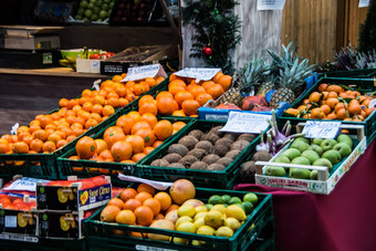 热带水果坚果站圣诞节市场
