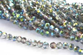 美丽的玻璃闪耀水晶isoalted珠子白色背景Diy串珠珠宝