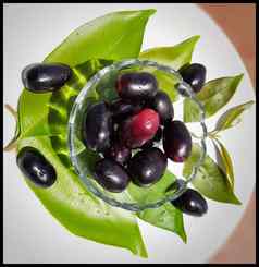黑色的李子碗装饰漂亮的叶子维生素铁血红蛋白心健康的对待糖尿病夏天季节水果