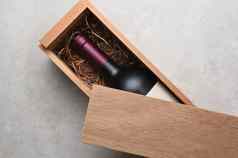 单瓶红色的酒木盒子