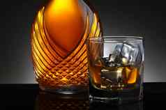 玻璃苏格兰威士忌优雅的玻璃水瓶