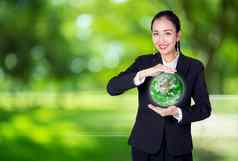 女商人手持有绿色地球环境概念