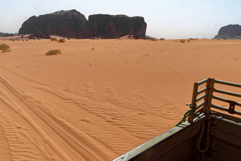 视图平台越野车辆涟漪标志着沙漠沙子Wadi空间约旦