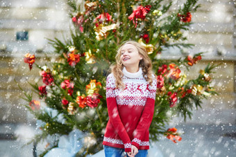 女孩装饰圣诞节树<strong>下</strong>降雪