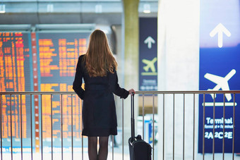 年轻的女旅行者国际机场