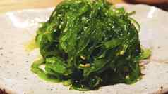 日本沙拉海藻撒芝麻健康的素食者海鲜腌沙拉