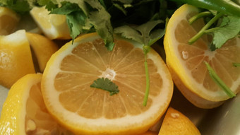 前视图新鲜的<strong>柠檬片</strong>绿色胡椒减少块沙拉