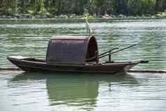 白鹭中国人传统的钓鱼船湖
