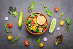 碗健康的素食主义者沙拉蔬菜鳄梨