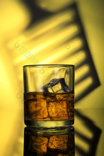 冷冻<strong>威士忌</strong>玻璃碳酸苏打水冰多维数据集