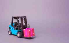 蓝色的叉车卡车携带粉红色的礼物盒子弓购买交付现在零售折扣竞赛比赛促销活动增加销售吸引客户