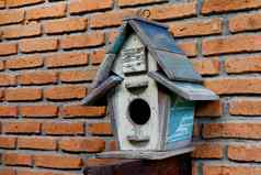 木房子鸟房子鸟红色的砖墙小木房子墙