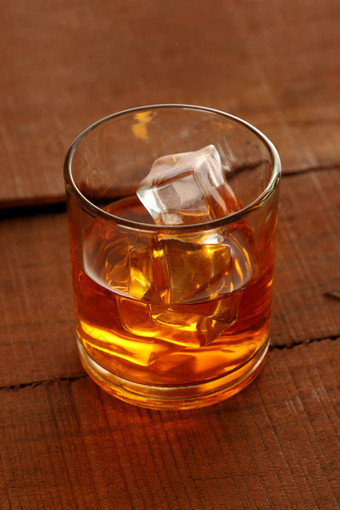 冷冻威士忌玻璃冰多维数据集木表格