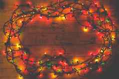 色彩斑斓的圣诞节加兰温暖的灯