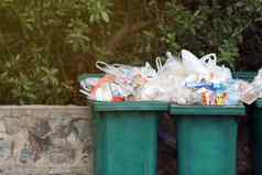 本浪费垃圾浪费塑料垃圾完整的垃圾箱浪费塑料袋关闭污染垃圾塑料浪费垃圾垃圾塑料袋堆