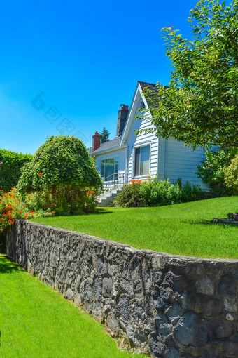 房子土地阳台不错的草坪上