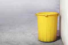 本塑料黄色的颜色浪费转储空本垃圾浪费地板上脏本塑料垃圾本回收浪费