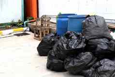 垃圾桩很多转储垃圾塑料袋黑色的浪费人行道社区村污染垃圾塑料浪费垃圾袋本塑料浪费桩垃圾浪费很多垃圾转储