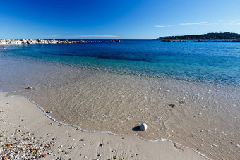 阳光明媚的海滩防浪堤斗鳗法国里维埃拉法国