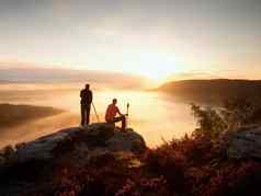 徒步旅行者摄影师三脚架岩石需要照片梦幻多雾景观