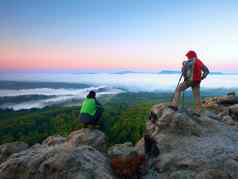 徒步旅行者摄影师保持三脚架悬崖需要照片秋天多风的景观