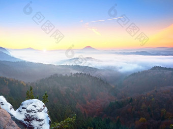 红色的过滤器照片红色的黎明有雾的黎明美丽的山山峰山坚持多雾的背景雾红色的橙色