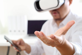 商人穿虚拟现实护目镜现代办公室白