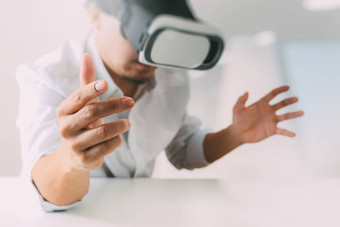 商人穿虚拟现实护目镜现代办公室白
