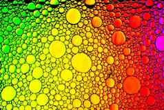 前视图色彩斑斓的滴石油水彩虹光谱彩色的圈椭圆
