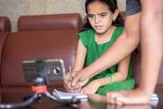 父亲帮助女儿解决问题研究教训在线类电子学习概念角色父母支持孩子在家教育距离学习