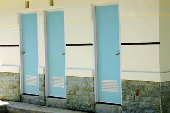 蓝色的塑料门公共厕所