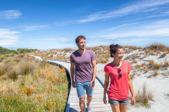 新西兰人徒步旅行海滩自然景观船溪西海岸新西兰旅游夫妇观光踩南岛新西兰