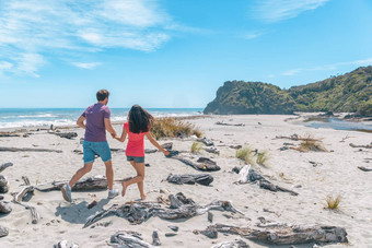夫妇走海滩新西兰运行有趣的持有手年轻的浪漫的夫妇船溪西海岸新西兰旅游夫妇观光南岛新西兰