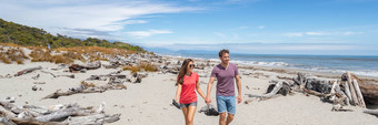 全景横幅夫妇走海滩新西兰人船溪西海岸新西兰旅游夫妇观光踩南岛新西兰