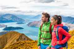 徒步旅行夫妇旅游热冒险旅行概念徒步旅行者放松视图徒步旅行夫妇踩著名的徒步旅行罗伊峰南岛新西兰