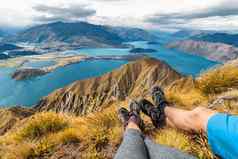 旅游热冒险徒步旅行旅行假期概念徒步旅行者徒步旅行靴子关闭徒步旅行者夫妇踩著名的徒步旅行罗伊峰南岛新西兰夫妇休息放松