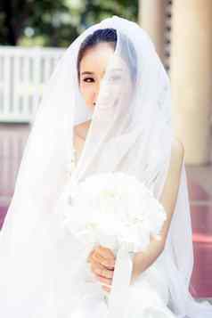 肖像美丽的新娘覆盖脸面纱布里