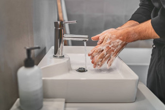 洗手肥皂热水首页浴室水槽男人。清洗手卫生冠状病毒爆发预防电晕病毒流感大流行保护洗手经常