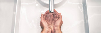 科维德冠状病毒预防洗手肥皂浴室水槽男人。手卫生电晕病毒流感大流行预防措施洗手经常秒全景横幅