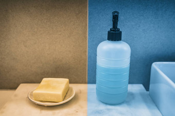 肥皂酒吧与液体手肥皂瓶比较手洗产品首页浴室虚荣黄色的蓝色的颜色盒子比较