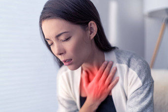 科维德呼吸急促呼吸冠状病毒咳嗽呼吸问题亚洲女人触碰胸部疼痛红色的突出显示区域呼吸症状发热咳嗽身体疼痛