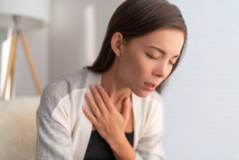 科维德呼吸困难女人呼吸急促呼吸冠状病毒咳嗽呼吸问题亚洲女孩疼痛触碰胸部呼吸症状发热咳嗽身体疼痛