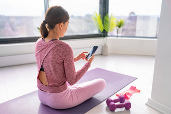 锻炼住首页女人看健身视频在线移动电话瑜伽锻炼生活流媒体影响者适合女孩工作生活房间公寓房子
