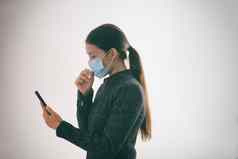 科维德联系跟踪应用程序移动电话女人走穿外科手术医疗面具触碰脸发短信智能手机冠状病毒预防地理位置跟踪应用程序