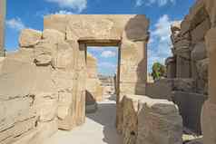 门口墙古老的埃及卡纳克寺庙