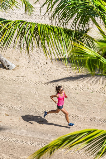健康的活跃的生活体育运动女人运行培训有氧运动热带海滩棕榈树视图健康健身概念